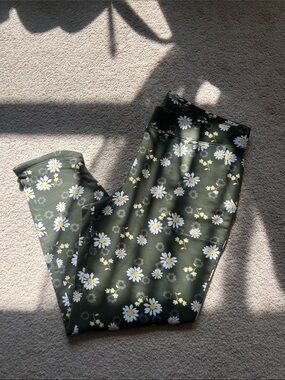 Women’s Olive Green Daisy Print Leggings